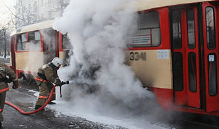 На Украине загорелся трамвай с людьми На Украине загорелся трамвай с людьми
