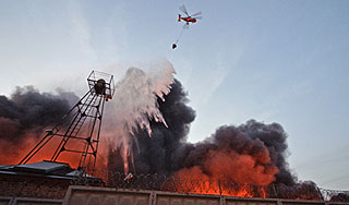 Горящий арсенал в Оренбуржье тушат с неба Горящий арсенал в Оренбуржье тушат с неба