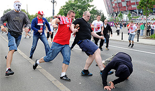 В Варшаве напали на российских болельщиков В Варшаве напали на российских болельщиков