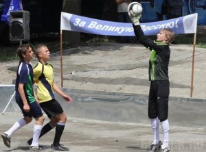 В «Лесных сараях» открыли футбольную площадку