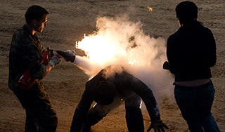 Подростки облили друга бензином и подожгли Подростки облили друга бензином и подожгли