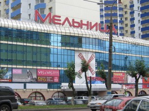 В краже денег из торгового центра заподозрили охранника