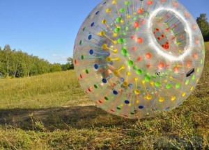Любителей экстрима пригласили освоить зорбинг