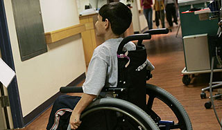 Школьник-инвалид встал на ноги на выпускном Школьник-инвалид встал на ноги на выпускном