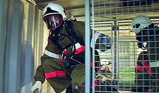 Горящий дом рухнул на пожарных в Москве Горящий дом рухнул на пожарных в Москве