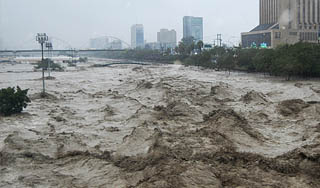 На всемирно известный курорт идет ураган На всемирно известный курорт идет ураган