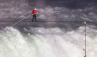 Канатоходец перешел Ниагарский водопад Канатоходец перешел Ниагарский водопад