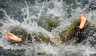 В Кузбассе девушка спасла тонущего ребенка В Кузбассе девушка спасла тонущего ребенка