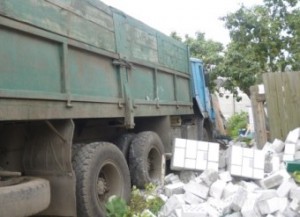 Водитель «КамАЗа» протаранил забор частного домовладения «КамАЗ» протаранил забор частного домовладения