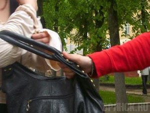 В Брянске средь бела дня избили и ограбили двух школьниц