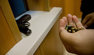 Офицер застрелился в лесу из-за наркотиков Офицер застрелился в лесу из-за наркотиков