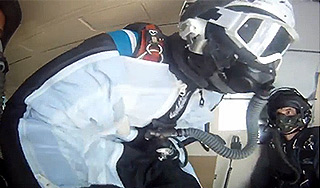 Каскадер пролетел 10 000 м без парашюта Каскадер пролетел 10 000 м без парашюта