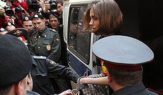 Участницам Pussy Riot продлили арест Участницам Pussy Riot продлили арест