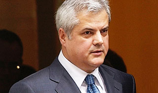 Экс-премьер Румынии выстрелил себе в шею Экс-премьер Румынии выстрелил себе в шею