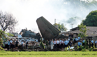 В Индонезии самолет врезался в дома В Индонезии самолет врезался в дома