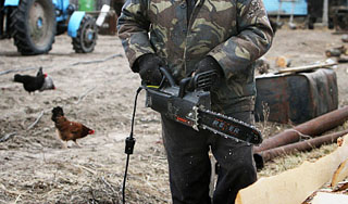 Фермер убил себя бензопилой Фермер убил себя бензопилой