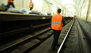 В Москве мужчина умер на путях в метро В Москве мужчина умер на путях в метро