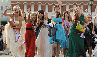 Выпускники проcтились со школой Выпускники проcтились со школой