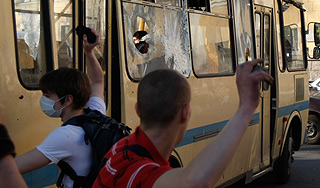 Хулиганы напали на автобусы в Москве Хулиганы напали на автобусы в Москве