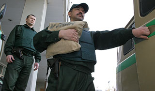 В Москве грабители расстреляли инкассаторов В Москве грабители расстреляли инкассаторов