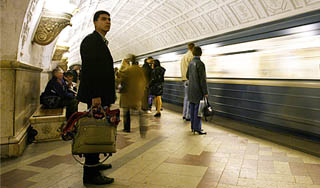 В метро Москвы пассажир выпал из поезда В метро Москвы пассажир выпал из поезда