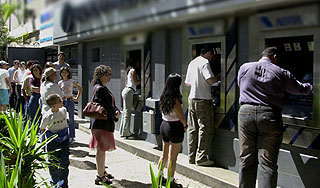 Греки сняли со счетов рекордную сумму Греки сняли со счетов рекордную сумму