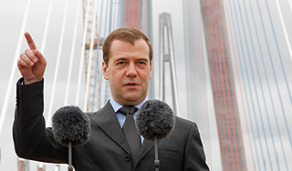 Медведев проверил мост на остров Русский Медведев проверил мост на остров Русский
