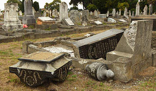 Вандал украл челюсти Штрауса и Брамса Вандал украл челюсти Штрауса и Брамса