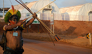 Индейцы с луками атаковали полицию Индейцы с луками атаковали полицию