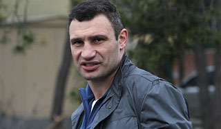 Кличко отравился газом во время митинга Кличко отравился газом во время митинга