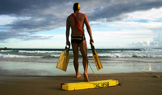 В США спасателя уволили за помощь тонущему В США спасателя уволили за помощь тонущему