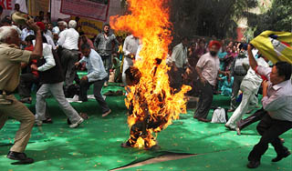 Пакистанцы сожгли человека за порчу Корана Пакистанцы сожгли человека за порчу Корана
