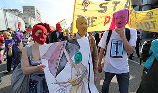 Поклоннице Pussy Riot пересчитали зубы Поклоннице Pussy Riot пересчитали зубы