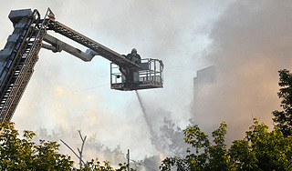 Пожар уничтожил здание на севере Москвы Пожар уничтожил здание на севере Москвы