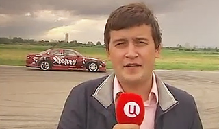 Гоночная машина сбила журналиста ТВ (видео) Гоночная машина сбила журналиста ТВ (видео)