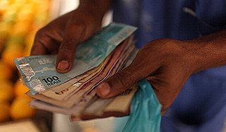 Бомжи отдали найденные $10 тысяч полиции Бомжи отдали найденные $10 тысяч полиции