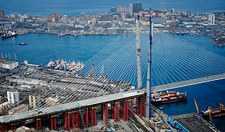 Мост через Золотой Рог выдержал сотни тонн Мост через Золотой Рог выдержал сотни тонн