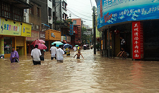 Миллион китайцев пострадали от наводнения Миллион китайцев пострадали от наводнения