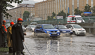 Тропический ливень затопил Москву Тропический ливень затопил Москву