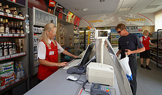 Грабитель попросил у продавщицы в долг Грабитель попросил у продавщицы в долг