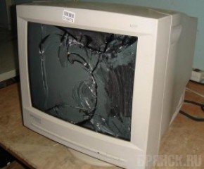 Разъяренный должник едва не убил пристава монитором