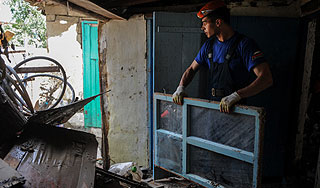 Завалы в Крымске разбирают днем и ночью Завалы в Крымске разбирают днем и ночью