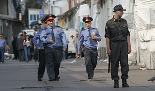 Подросток прилюдно выбросил труп в мусорку Подросток прилюдно выбросил труп в мусорку