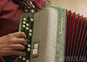 Брянскому музыканту подарили гармонь Геннадия Заволокина