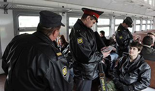 Под Москвой в поезде напали на полицейских Под Москвой в поезде напали на полицейских