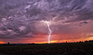 Младенец выжил после удара молнии Младенец выжил после удара молнии