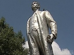 В Брянске отреставрируют памятник В. Володарскому