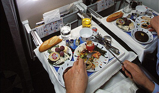 Пассажиры самолета нашли в еде иглы Пассажиры самолета нашли в еде иглы