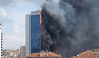 В Стамбуле потушили пожар в небоскребе В Стамбуле потушили пожар в небоскребе