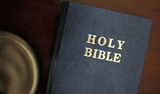 Израильский депутат разорвал Новый Завет Израильский депутат разорвал Новый Завет